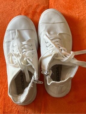 Soda White Low-Top Canvas Lace-Up Sneakers